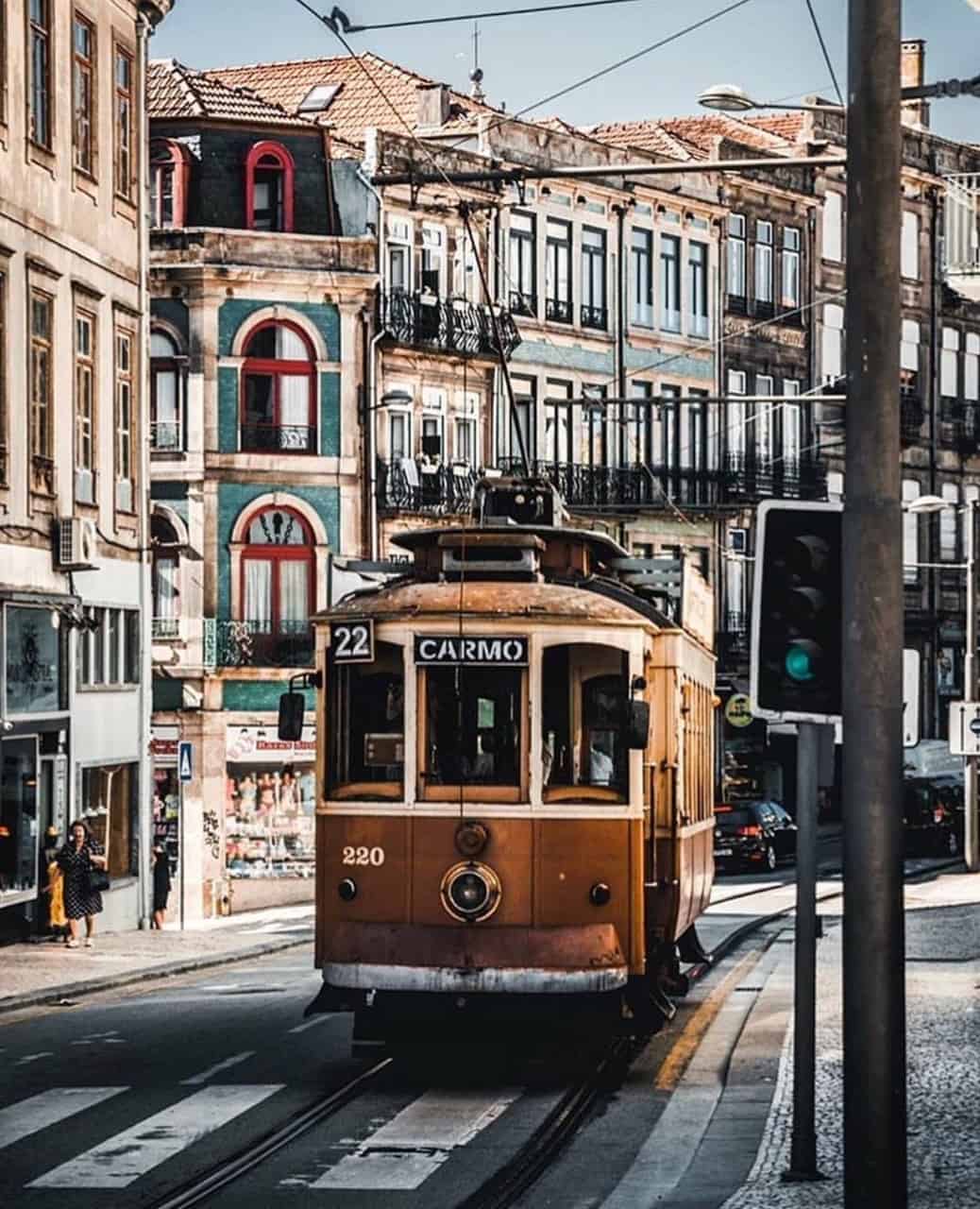 DESFILE DE CARROS ELÉTRICOS HISTÓRICOS DO PORTO