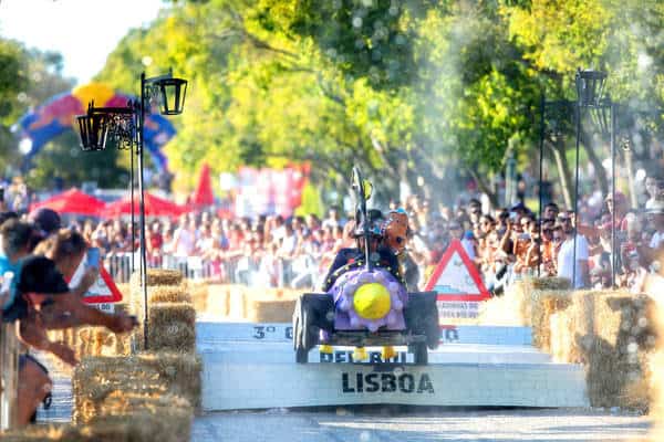 Mais de 40 mil pessoas assistiram ontem no Parque Eduardo VII à terceira edição portuguesa do Grande Prémio Red Bull Lisboa - A Corrida Mais Louca do Mundo. Sessenta e duas equipas de todo o país mostraram toda a sua criatividade e paixão pela velocidade aos comandos dos mais arrojados bólides. No fim os louros foram para a equipa “The Mean Machine”