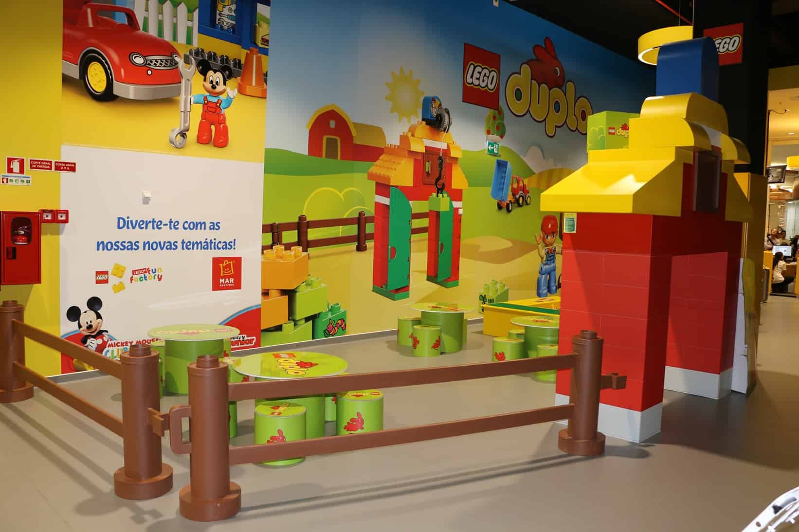 CRIANÇAS CONSTROEM CIDADE NA LEGO FUN FACTORY DO MAR SHOPPING MATOSINHOS