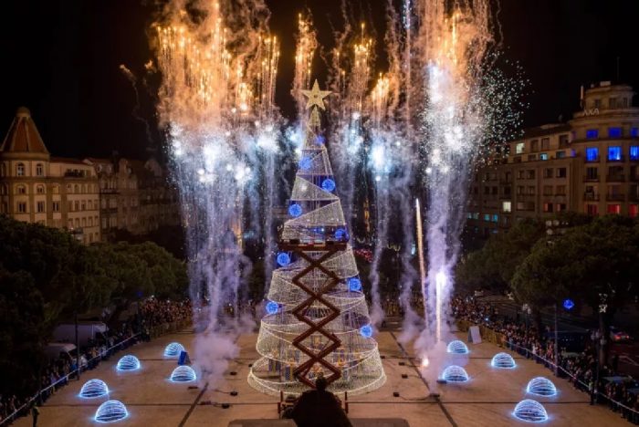 O Porto inaugura as iluminações de Natal, com festa nos Aliados, que vão dar mais vida e cor à época mais bonita do ano. Esta é já uma tradição da cidade, com várias propostas de animação ao longo da tarde, como as atuações de Agir, Ana Bacalhau, Irma, Matay e da banda The Lucky Duckies.