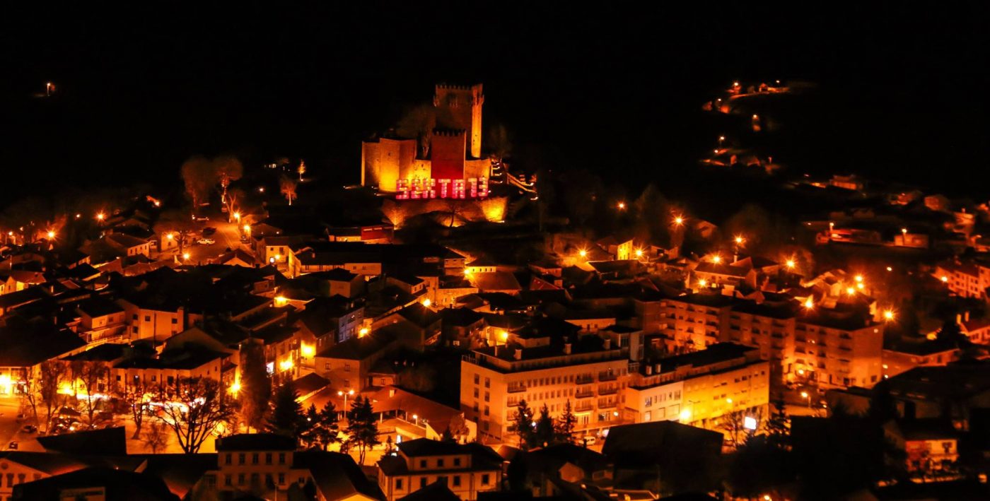 A Noite das Bruxas em Montalegre espera por si! Prestes a entrar na última "Sexta 13" do ano, são milhares de pessoas as que rumam a Montalegre,  preparadas para um evento em volta do misticismo. 