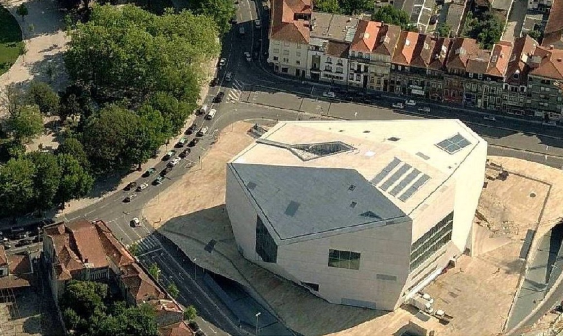 A Casa da Música no Porto, tomou a decisão de cancelar todos os concertos previstos para aquele espaço, até ao dia 3 de Abril inclusive, tendo em atenção as recomendações da Organização Mundial de Saúde, as orientações publicadas pela Direção-Geral da Saúde, e as decisões tomadas pelas autoridades locais e nacionais, sobre a frequência de espaços públicos.