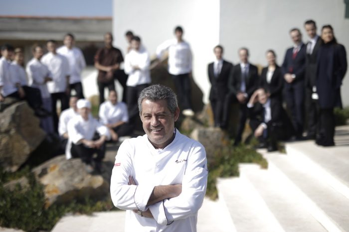 Rui Paula é o Chef do Ano, dos Prémios Guia Boa Cama Boa Mesa 2020, sucedendo a Hans Neuer, na cerimónia anual que decorreu ontem na sede do Grupo Impresa, em Paço de Arcos, e que premiou os melhores restaurantes e hotéis em Portugal Continental e Ilhas.