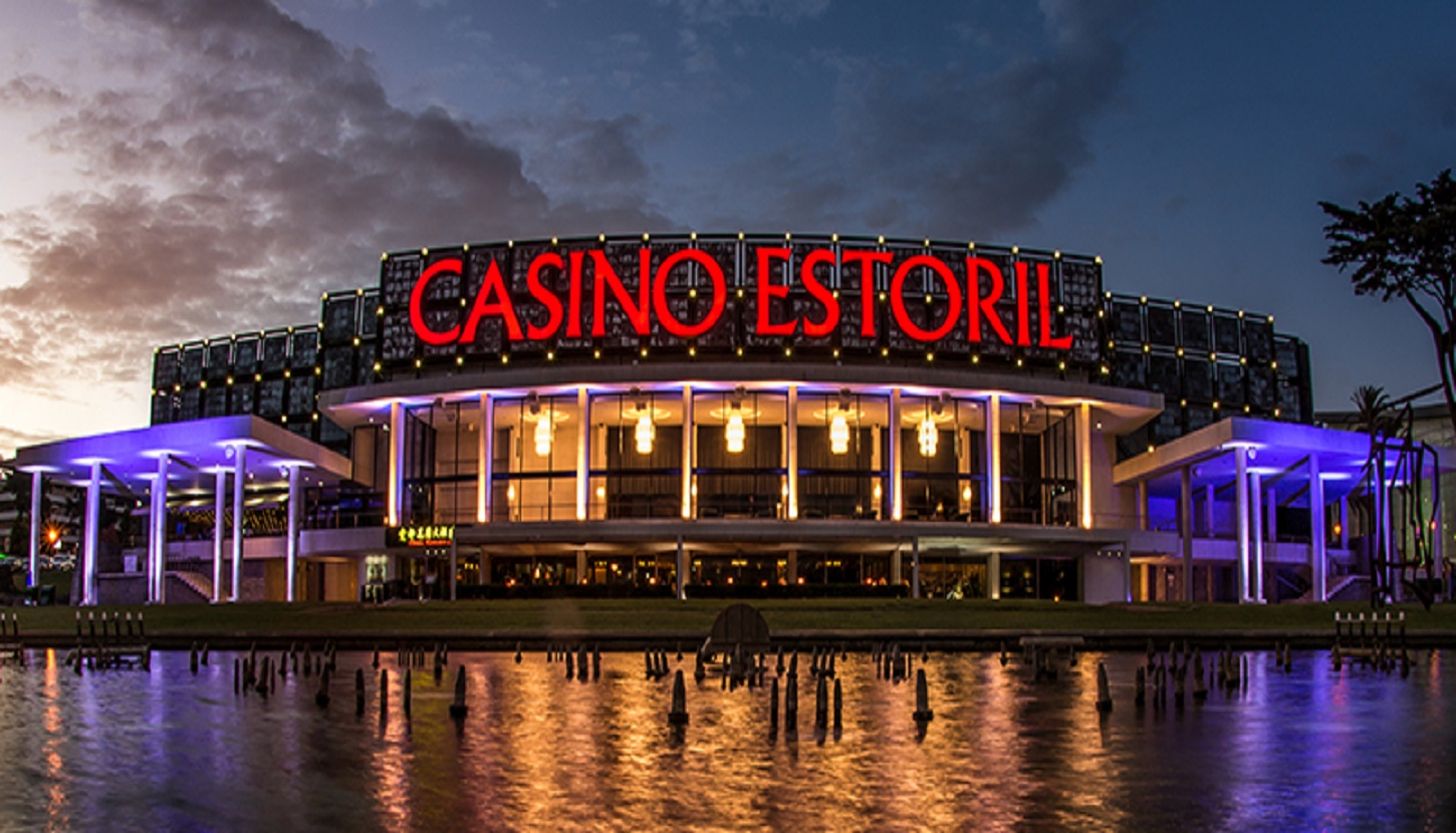 SALÃO PRETO E PRATA DO CASINO ESTORIL COM CARTAZ DE LUXO NO MÊS DE MARÇO