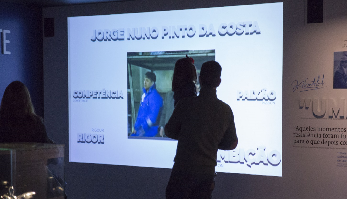 O Tour FC Porto, no Dia do Pai, ou seja no dia 19 de março e acrescentamos nós, também no dia 20, tem condições para os pais não pagarem a visita ao Museu FC Porto e ao Estádio do Dragão.