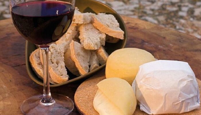 O Festival Queijo Pão e Vinho realiza-se de 1 a 3 de abril, em S. Gonçalo, Cabanas, retomando assim o formato habitual de grande montra dos produtos locais de qualidade do concelho de Palmela, contando com a presença de 39 produtores (queijo, mel, vinho, doces e pão).