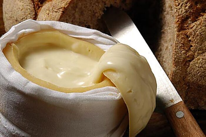 Os 10 queijos portugueses mais afamados, num país conhecido pela sua rica variedade de queijos, que vão desde os leves e suaves aos mais fortes e intensos. Aqui estão os mais reconhecidos: