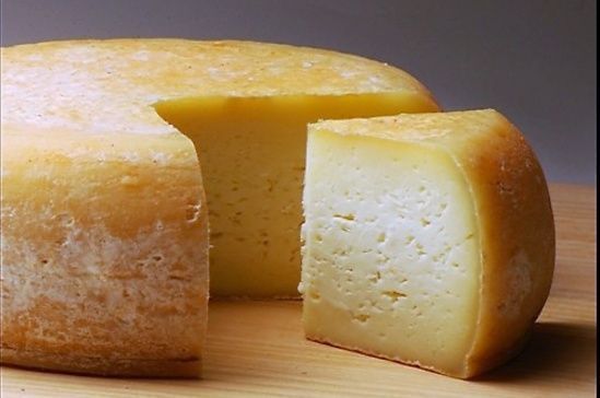 Os 10 queijos portugueses mais afamados, num país conhecido pela sua rica variedade de queijos, que vão desde os leves e suaves aos mais fortes e intensos. Aqui estão os mais reconhecidos e apreciados: