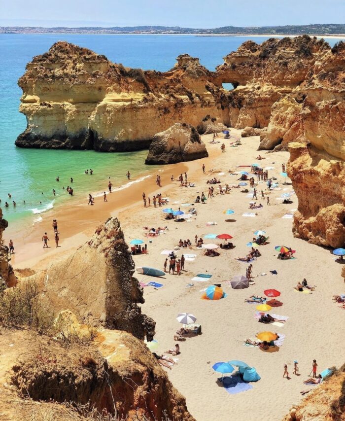 As 10 mais bonitas praias portuguesas, que escolhemos, entre tantas que Portugal possui, pode ser um enorme desafio, tantas são aquelas que se podem encontrar na maravilhosa costa deste país, à beira mar plantado.