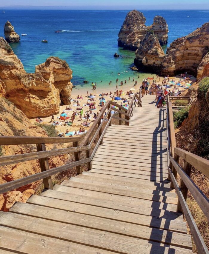 As 10 mais bonitas praias portuguesas, que escolhemos, entre tantas que Portugal possui, pode ser um enorme desafio, tantas são aquelas que se podem encontrar na maravilhosa costa deste país, à beira mar plantado.