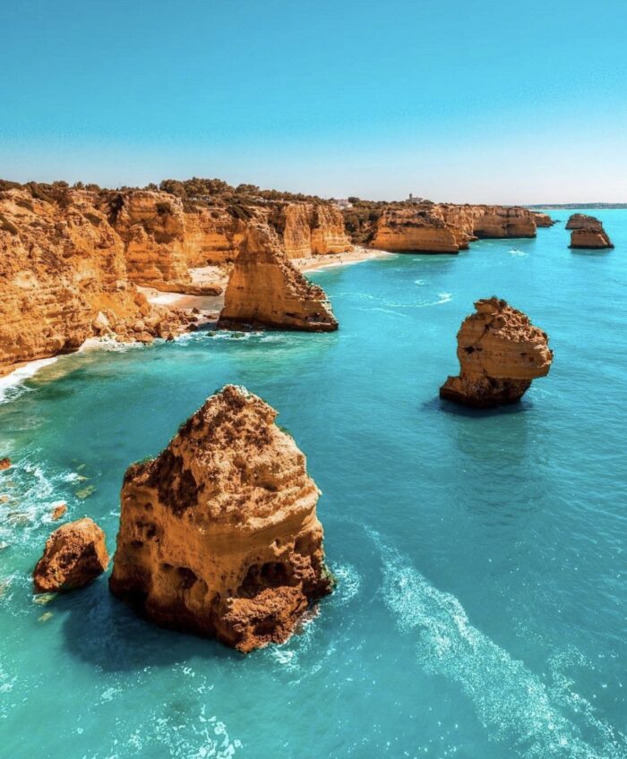 As 10 mais bonitas praias portuguesas, que escolhemos, entre tantas que Portugal possui, pode ser um enorme desafio, tantas são aquelas que se podem encontrar na maravilhosa costa deste país, à beira mar plantado.