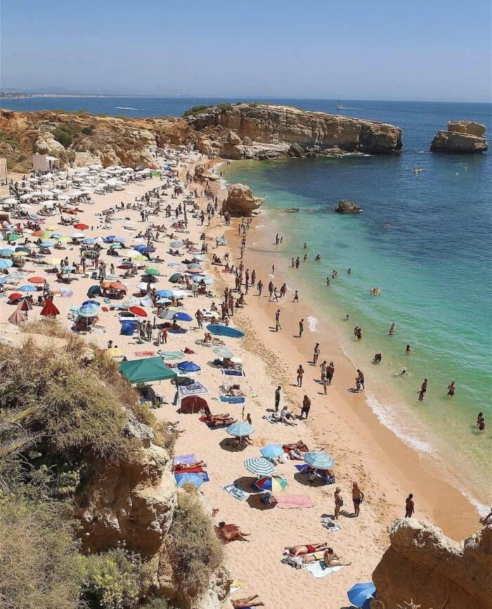 As 10 mais bonitas praias portuguesas, que escolhemos, entre tantas que Portugal possui, pode ser um enorme desafio, tantas são aquelas que se podem encontrar na maravilhosa costa deste país, à beira mar plantado.