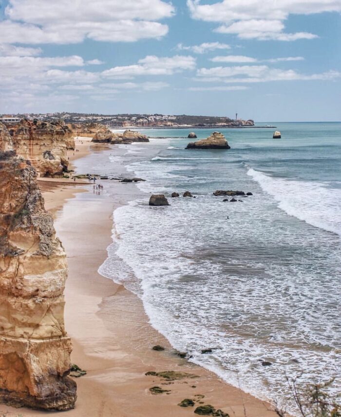 As 10 mais bonitas praias portuguesas, que escolhemos, entre tantas que Portugal possui, pode ser um enorme desafio, tantas são aquelas que se podem encontrar na maravilhosa costa deste país, à beira mar plantado.