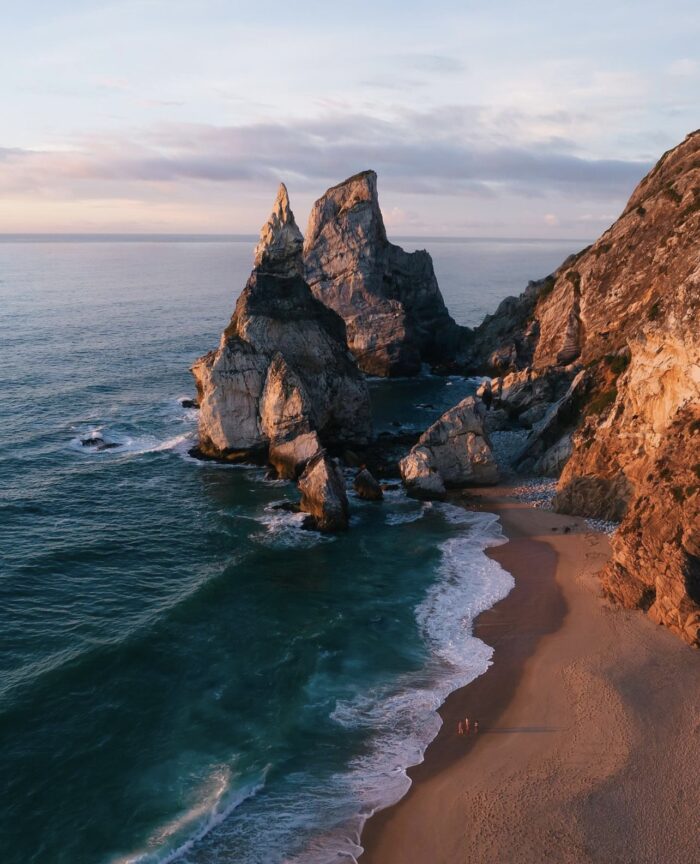 As 10 mais bonitas praias portuguesas, que escolhemos, entre tantas que Portugal possui, pode ser um enorme desafio, tantas são aquelas que se podem encontrar na maravilhosa costa deste país, à beira mar plantado.