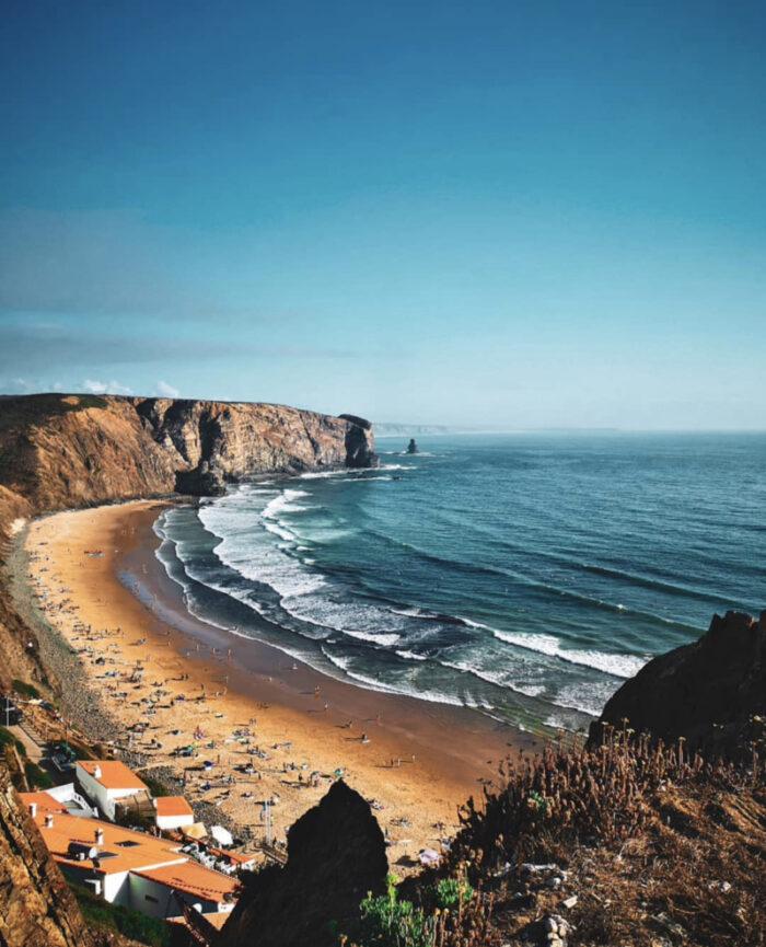 As 10 mais bonitas praias portuguesas, que escolhemos, entre tantas que Portugal possui, pode ser um enorme desafio, tantas são aquelas que se podem encontrar na maravilhosa costa deste país, à beira mar plantado.