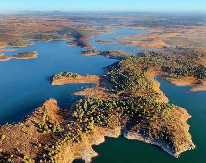 As 5 maiores barragens portuguesas, em termos de capacidade de armazenamento são, as barragens de Alqueva, Castelo de Bode, Aguieira, Santa Luzia e Vilarinho das Furnas.