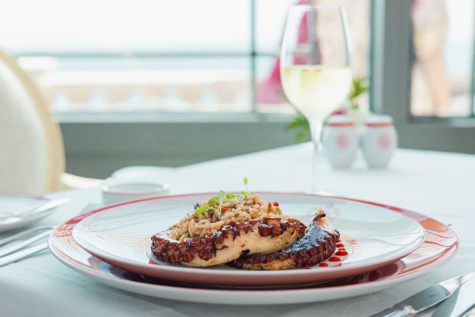 O Restaurante Vintage do Estoril Vintage Hotel tem nova carta, com uma pauta de sabores sofisticados, tendo o mar por companhia com o mesmo requinte de sempre.
