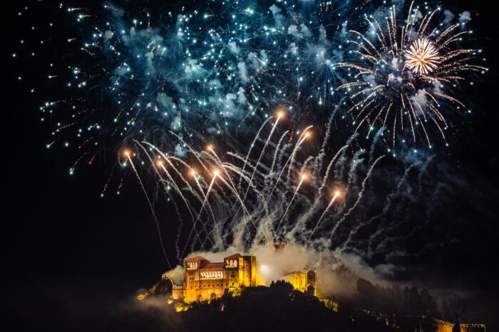LEIRIA | PASSAGEM DE ANO 2024-2025 - Os GNR, a icónica banda portuguesa, é a grande atração da passagem de ano 2024-2025 na cidade de Leiria, numa noite com um programa de muita animação e música, de acesso gratuito, e que culmina com o tradicional e imperdível espetáculo piromusical, com vista para o emblemático castelo de Leiria.